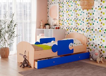 Кровать детская с бортиками и ящиком Мозайка, корпус Млечный дуб/фасад Синий (щиты) во Владикавказе