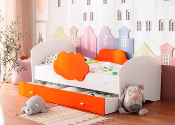 Детская кровать с бортиками Тучка с ящиком, корпус Белый, фасад Оранжевый во Владикавказе