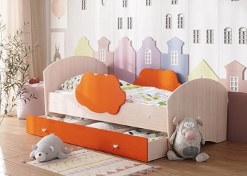 Детская кровать с бортиками Тучка с ящиком, корпус Дуб млечный, фасад Оранжевый во Владикавказе
